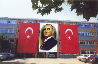 Dış mekan Atatürk Poster ve Türk Bayrakları  