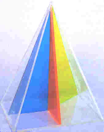 kesitli piramit şeffaf plastik